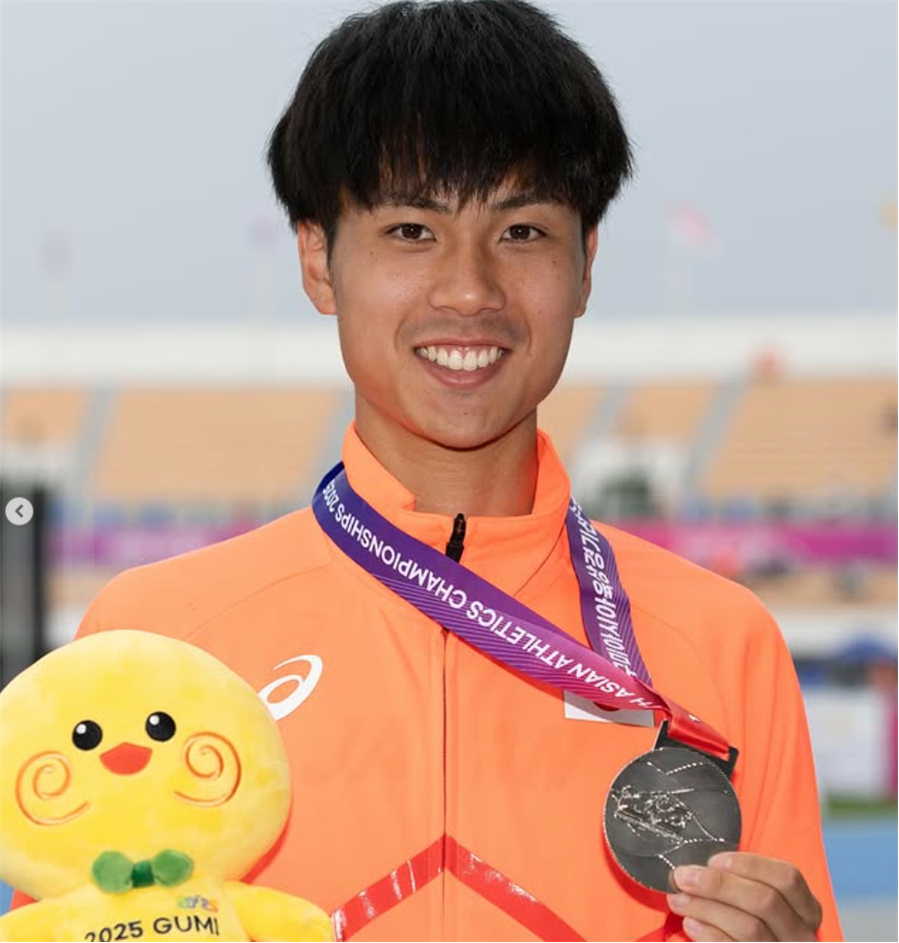 メダルをつける鈴木芽吹選手